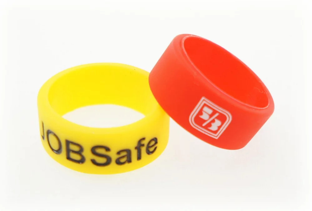 Bracelet de doigt avec logo en creux