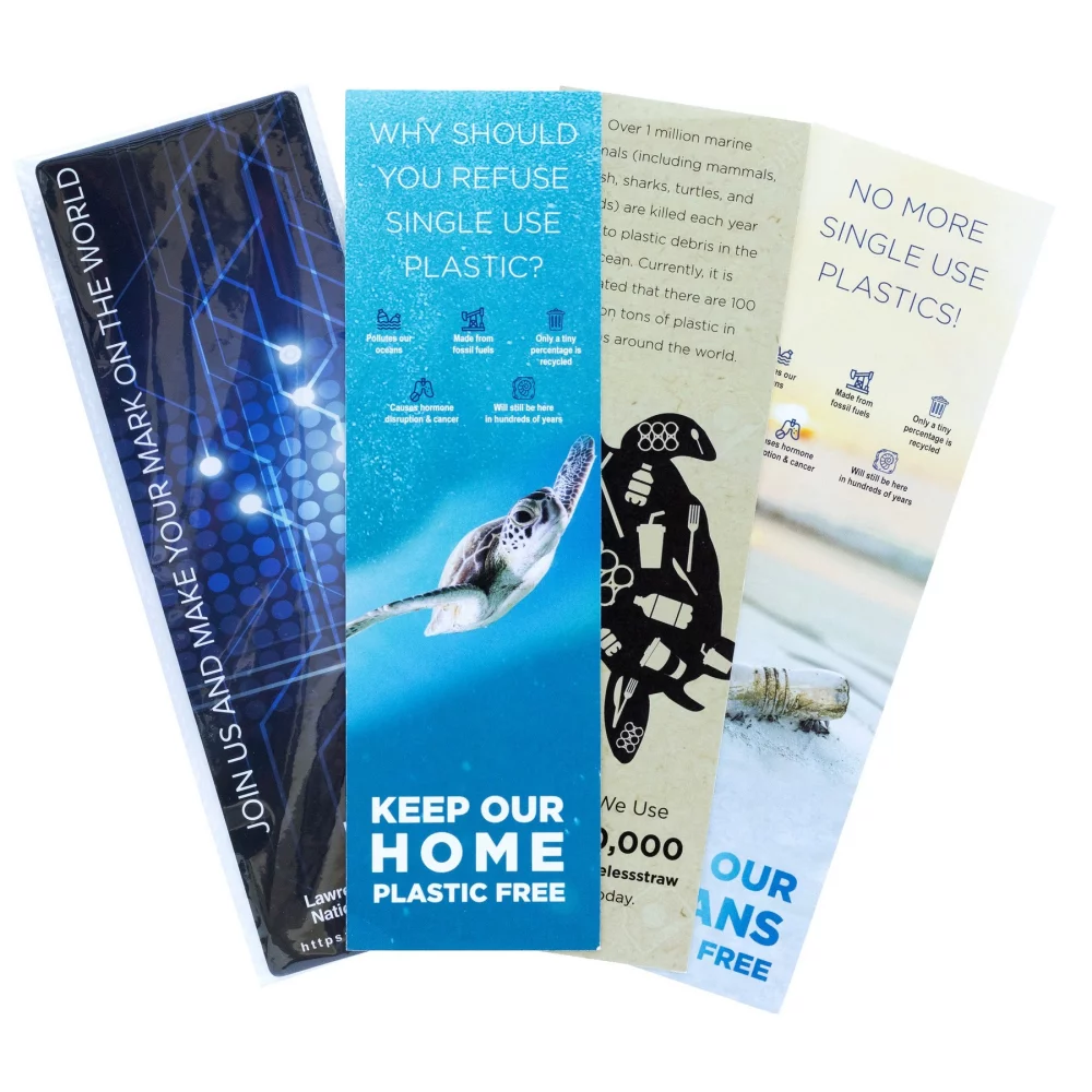 Emballage en polybag avec paille et carte en couleur plein.