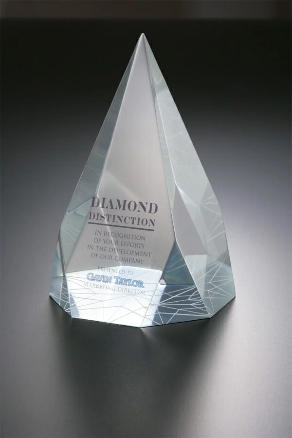 Prix d'incrustation de pyramide en diamant en lucite