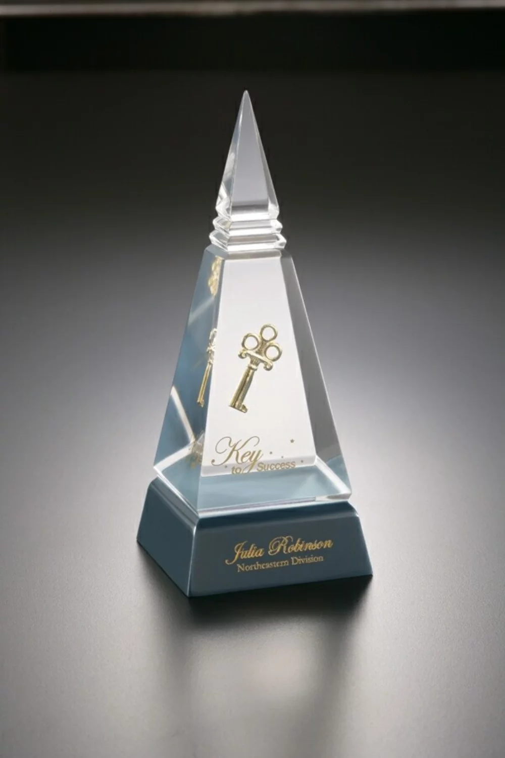 Prix d'incrustation de pyramide en lucite avec base bleue
