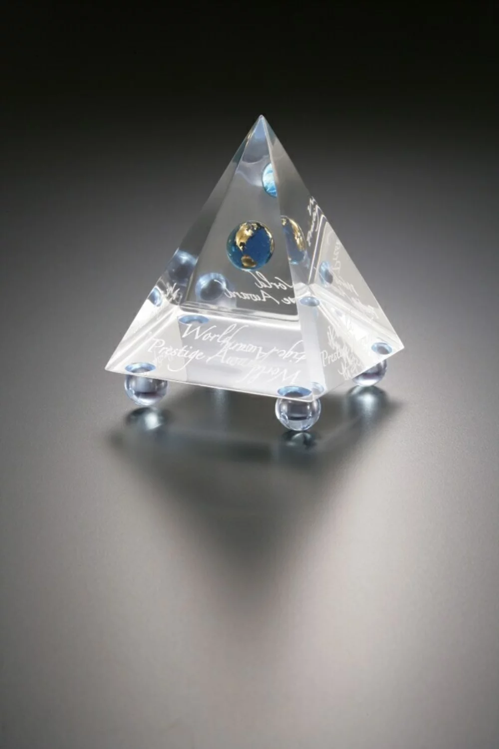 Prix d'incrustation en pyramide en lucite avec 4 pieds inférieurs