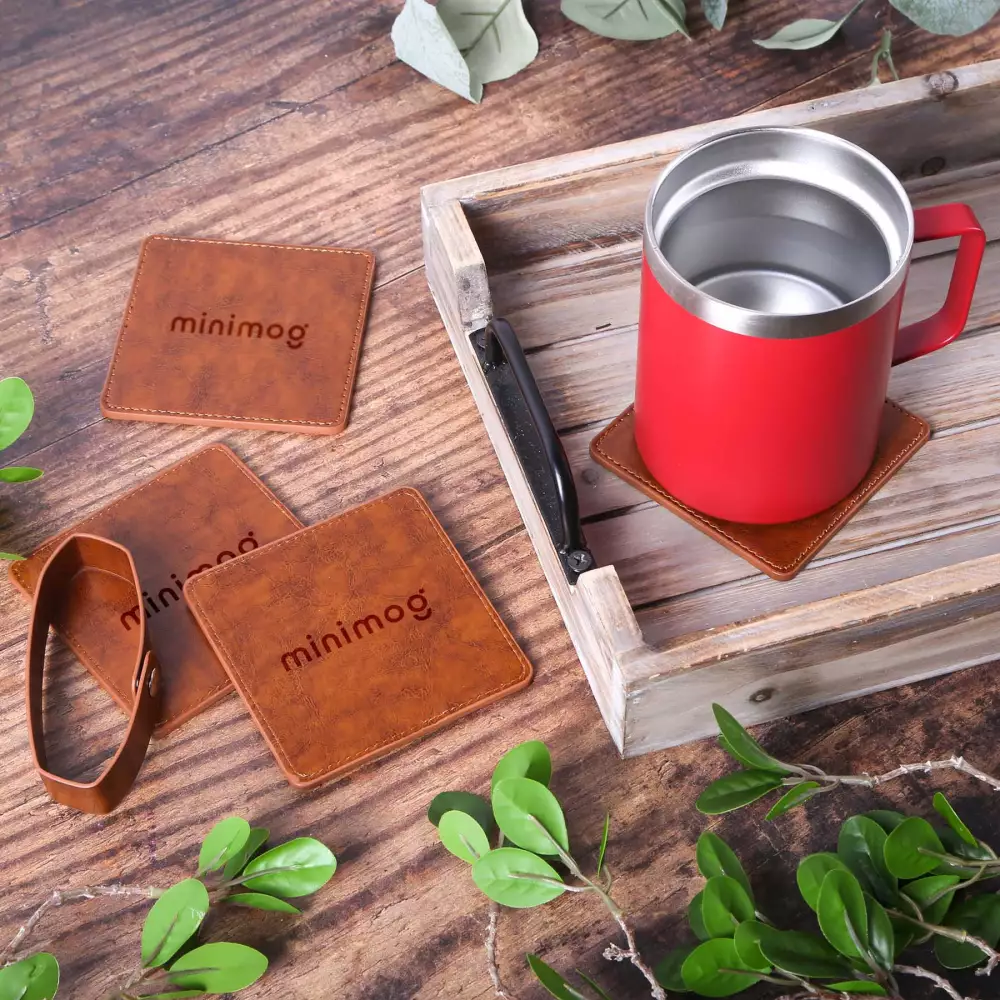 Sous-verres en similicuir Watson Square : ensemble de 4 pièces avec support.