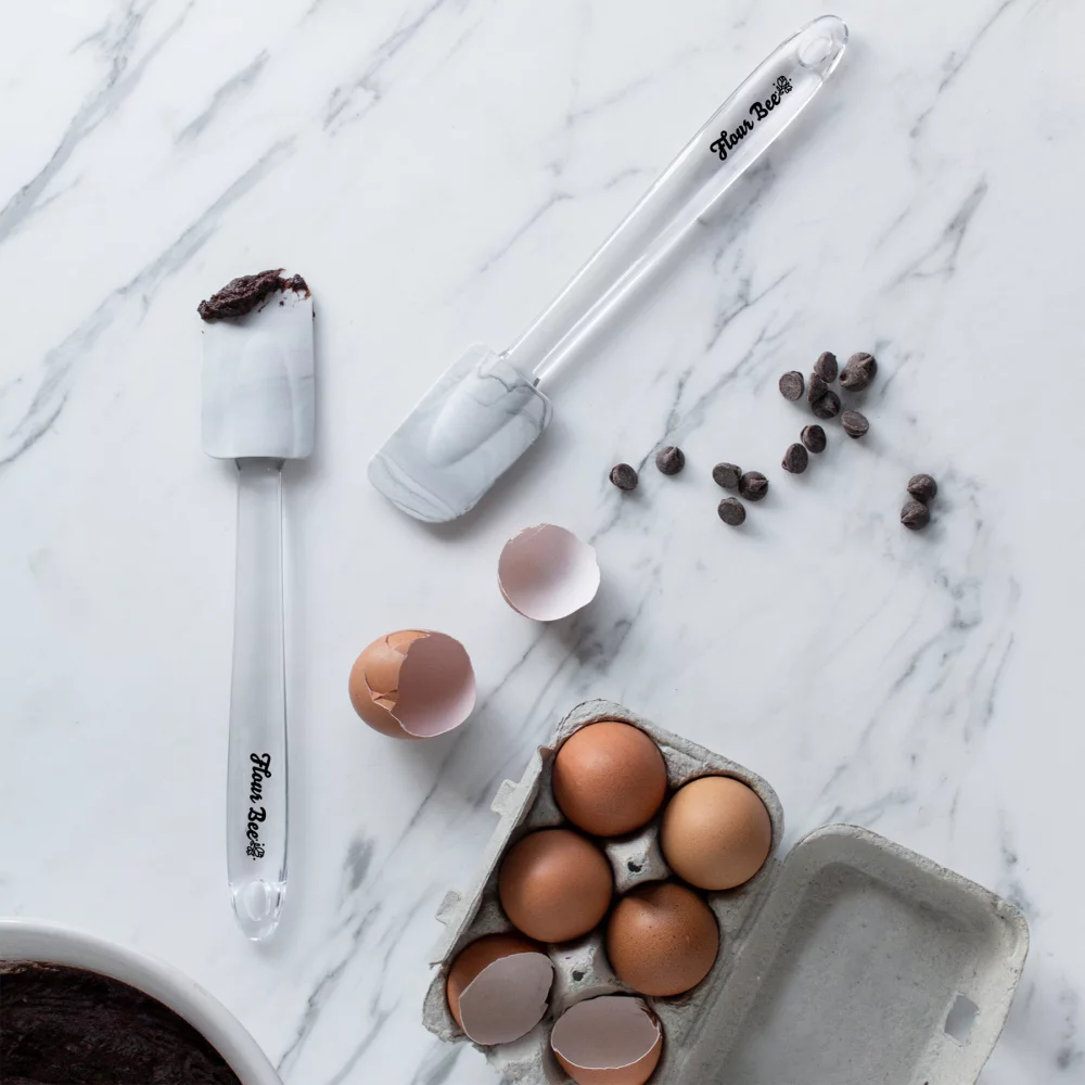 Spatule en silicone avec manche transparent.