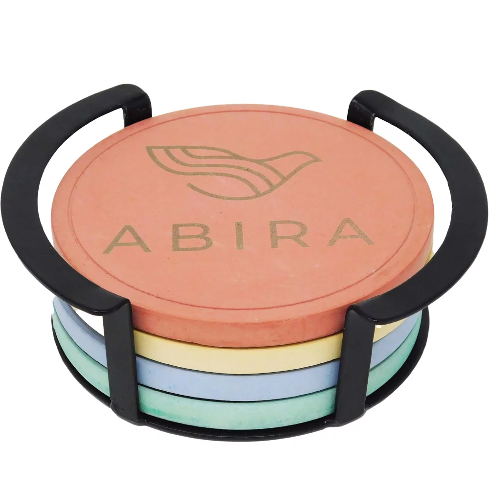 Ensemble de 4 dessous de verre ronds en béton avec support en métal noir.