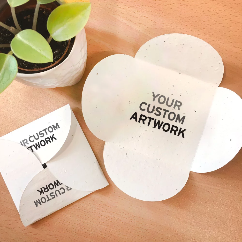 Cartes en papier ensemencé avec des pétales, recto-verso