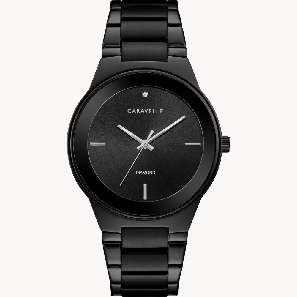 Montre moderne pour homme de la collection Caravelle® avec cadran rond noir mat.