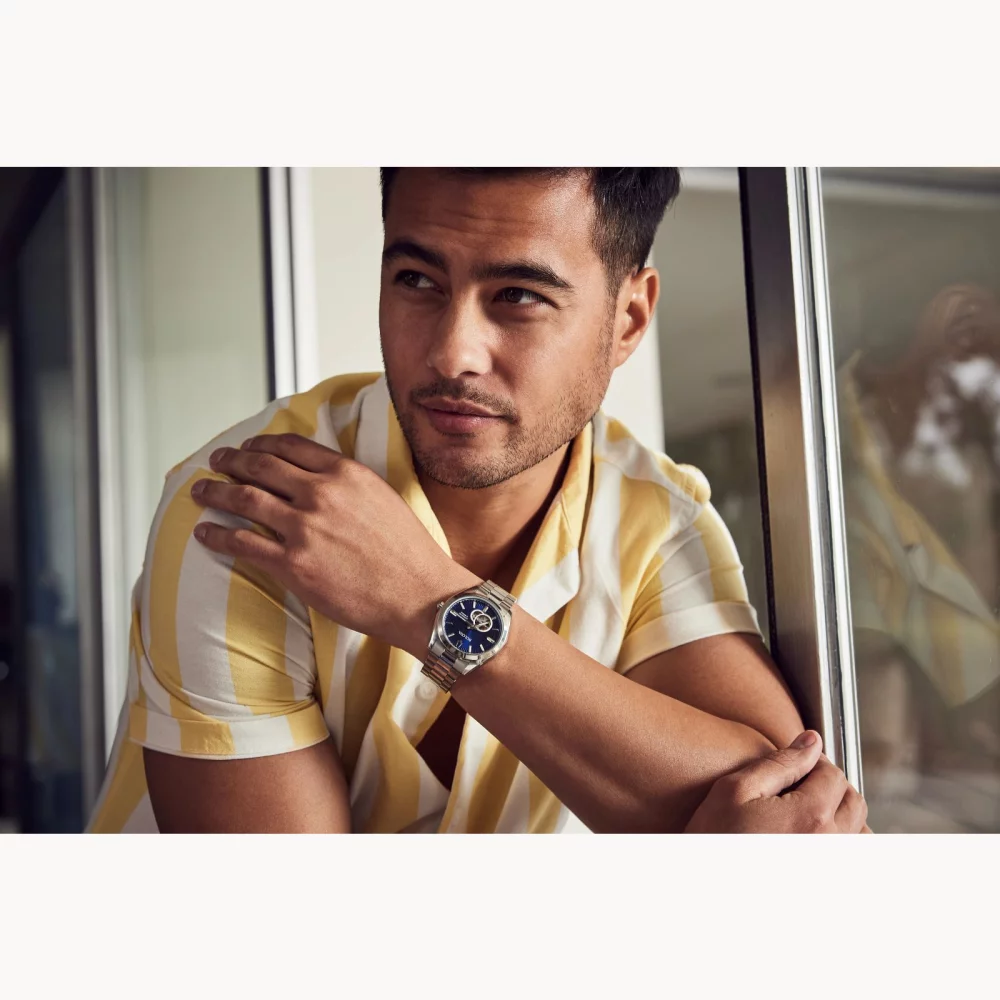 Montre automatique Surveyor pour homme de la collection classique Bulova® avec cadran à ouverture bleue.