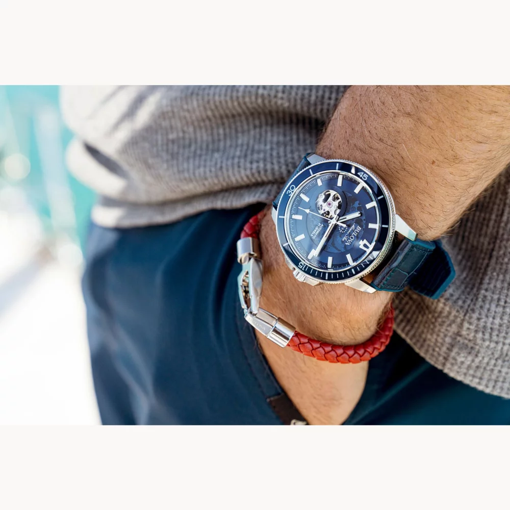 Montre automatique pour homme de la collection Bulova® Marine Star® avec bracelet en cuir bleu.