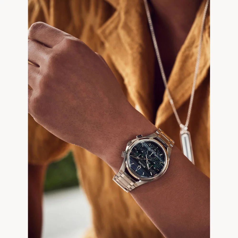 Montre pour homme Bulova® de la collection CURV avec cadran rond vert et bracelet argenté.