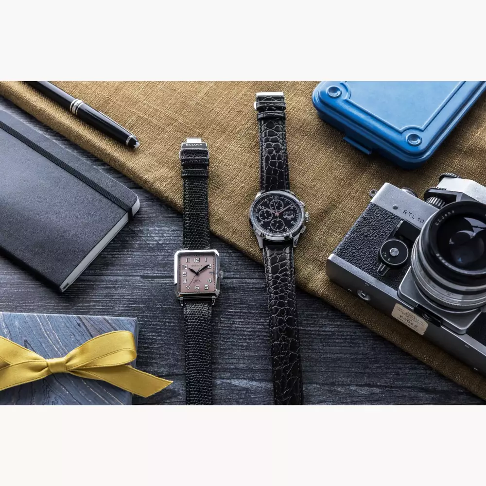 Montre automatique Breton pour homme de la collection Joseph Bulova® avec cadran rectangulaire rose pâle.