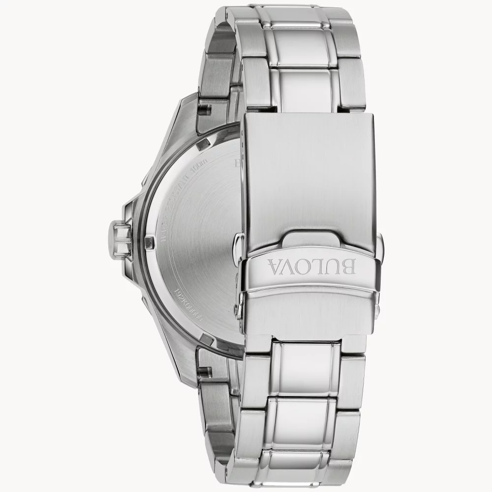 Montre pour homme Bulova® Marine Star® Collection en argent avec cadran rond noir soleillé.