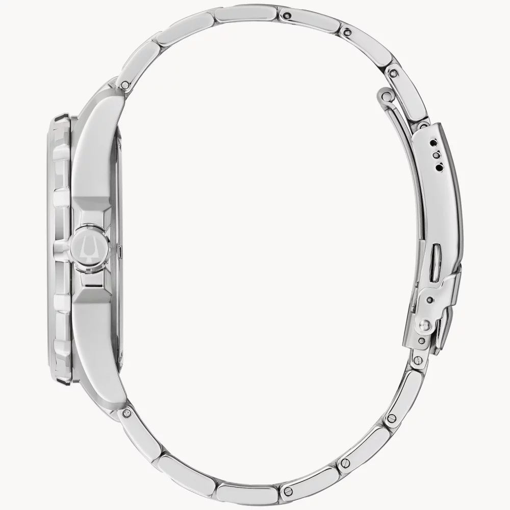 Montre pour homme Bulova® Marine Star® Collection en argent avec cadran rond noir soleillé.