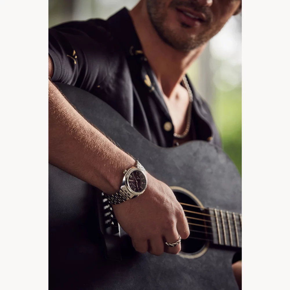 Montre Bulova® Classic Collection pour hommes, modèle Silver Jet Star avec cadran rond rouge.
