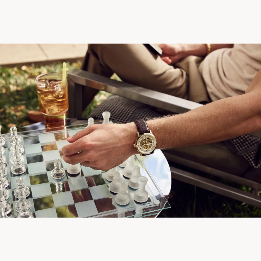 Montre automatique Bulova® Classic Collection pour homme, modèle Sutton en or avec bracelet en cuir marron.
