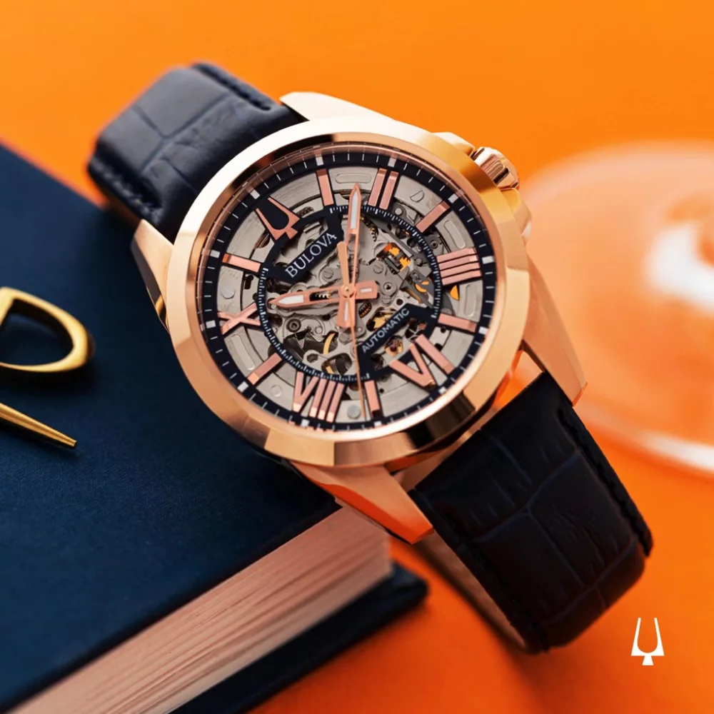Montre automatique Bulova® Classic Collection pour hommes en or rose Sutton avec bracelet en cuir bleu.