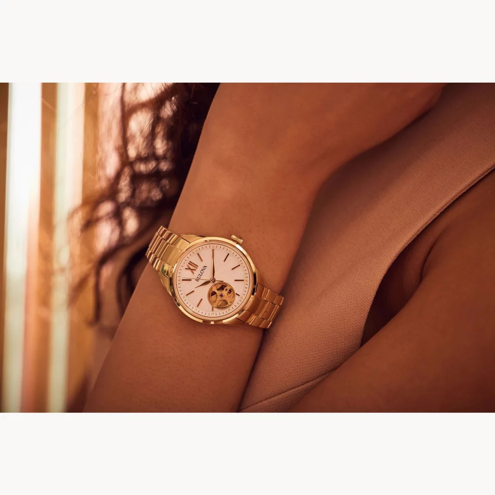 Montre automatique Bulova® Classic Collection pour femmes en or avec cadran en nacre.