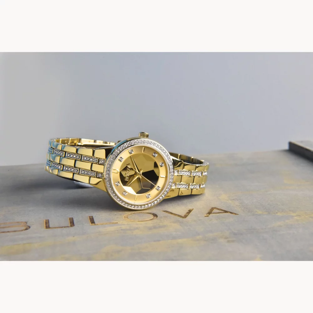 Montre Bulova® Crystal Collection pour femmes, modèle Gold Phantom avec cadran facetté champagne en or.