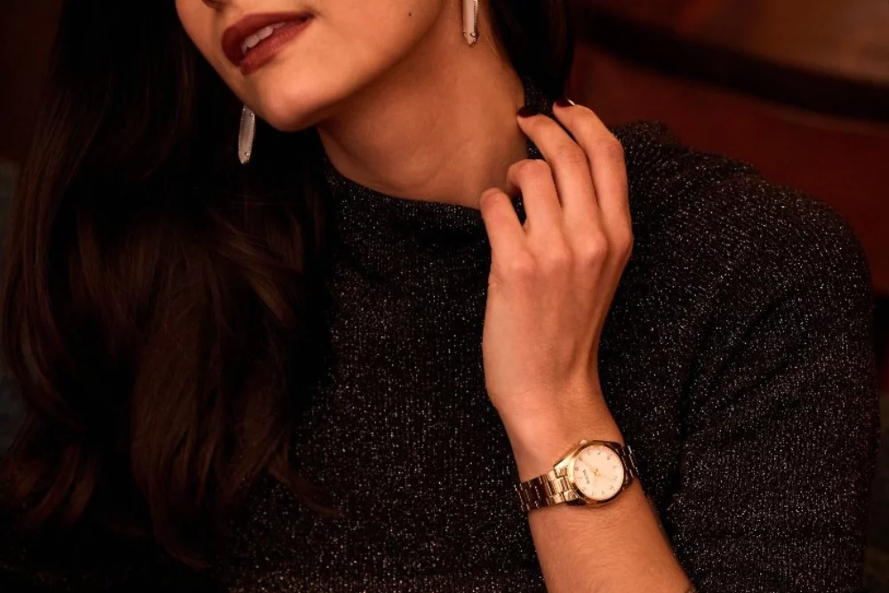 Montre Bulova® Classic Collection pour femmes, modèle Surveyor en or avec cadran en nacre.
