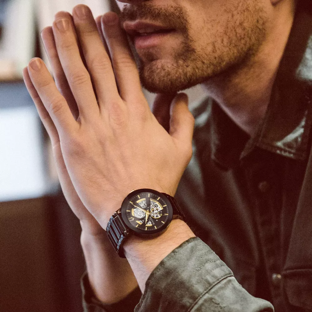 Montre automatique Bulova® Modern Collection pour homme en noir avec accents dorés.