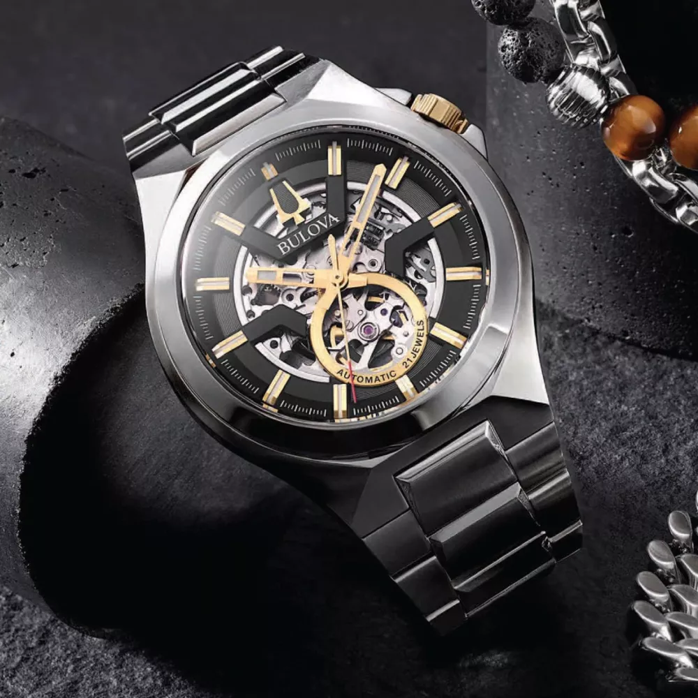 Montre automatique pour homme de la collection Bulova® Maquina en argent avec accents dorés.