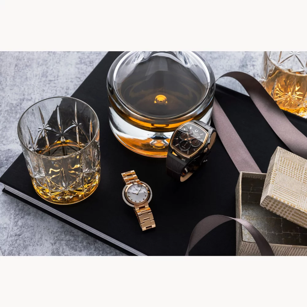 Montre Bulova® CURV Collection pour homme avec bracelet en cuir marron