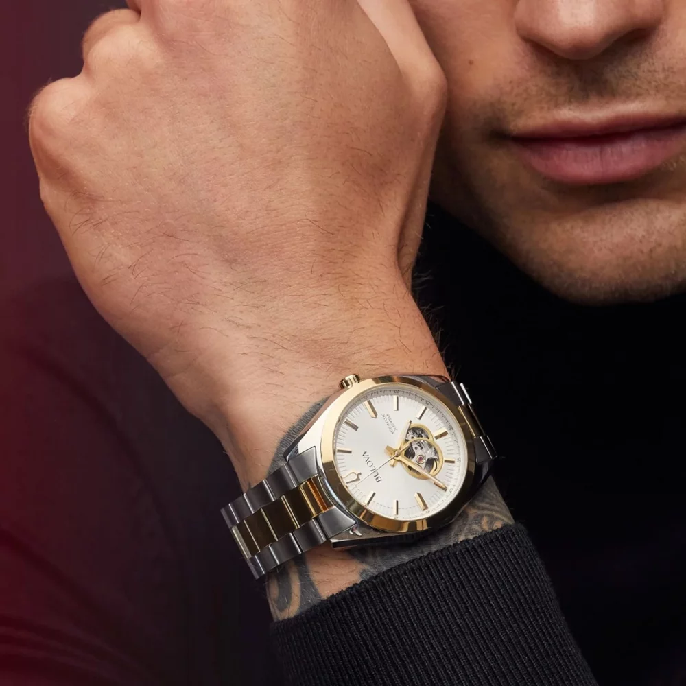 Montre automatique pour homme de la collection classique Bulova® Surveyor à deux tons avec cadran à ouverture argentée.