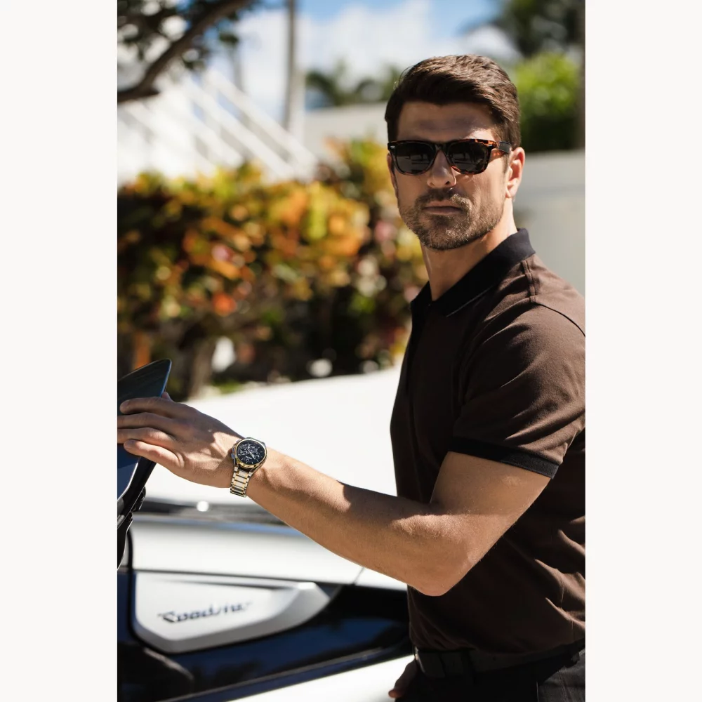 Montre pour homme de la collection Bulova® CURV en deux tons avec cadran rond noir.