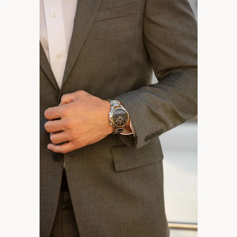 Montre pour homme de la collection Bulova® CURV en deux tons avec cadran rond noir.