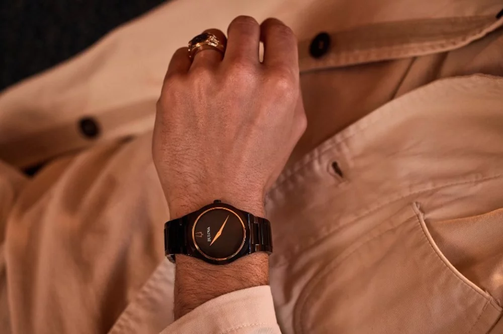 Montre Bulova® Modern Collection Millennia® pour hommes en noir avec accents dorés.
