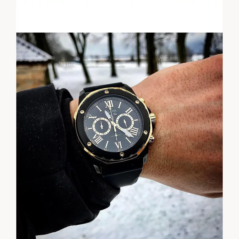 Montre chronographe noire pour homme de la collection Bulova® Marine Star® avec accents dorés.