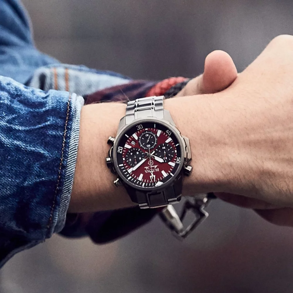 Montre grise pour homme de la collection Bulova® Marine Star® avec cadran rond rouge.