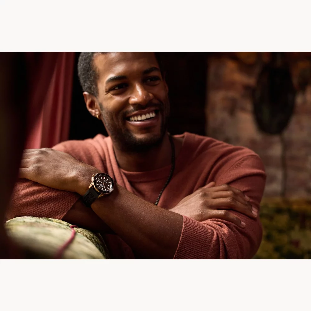 Montre Bulova® Marine Star® pour hommes en or rose avec cadran rond marron.