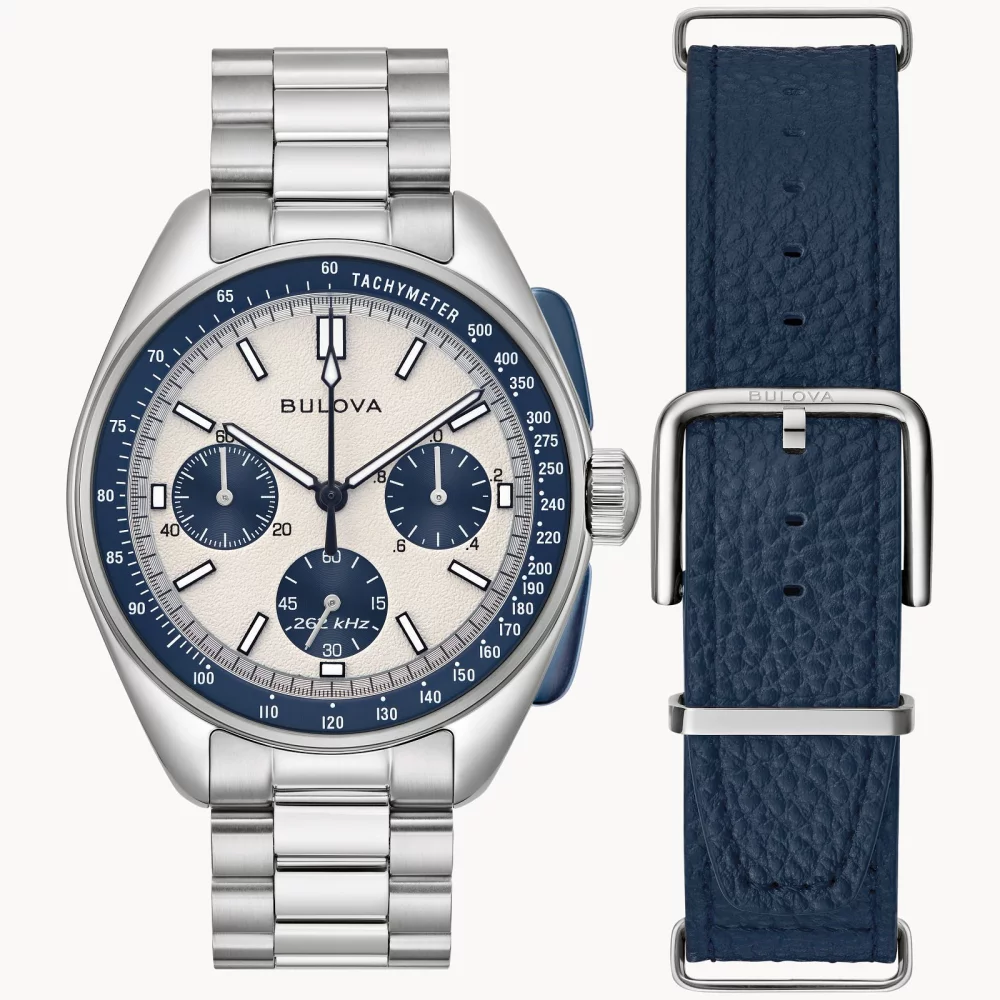 Montre chronographe Bulova® Archive Series pour homme, pilote lunaire en argent avec bracelet en cuir bleu.