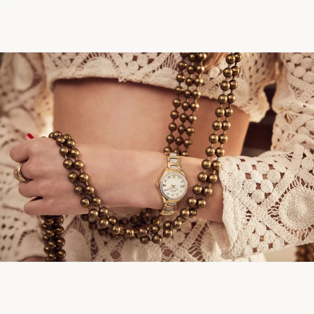 Montre pour femme de la collection Bulova® Crystal en or avec cadran en nacre.