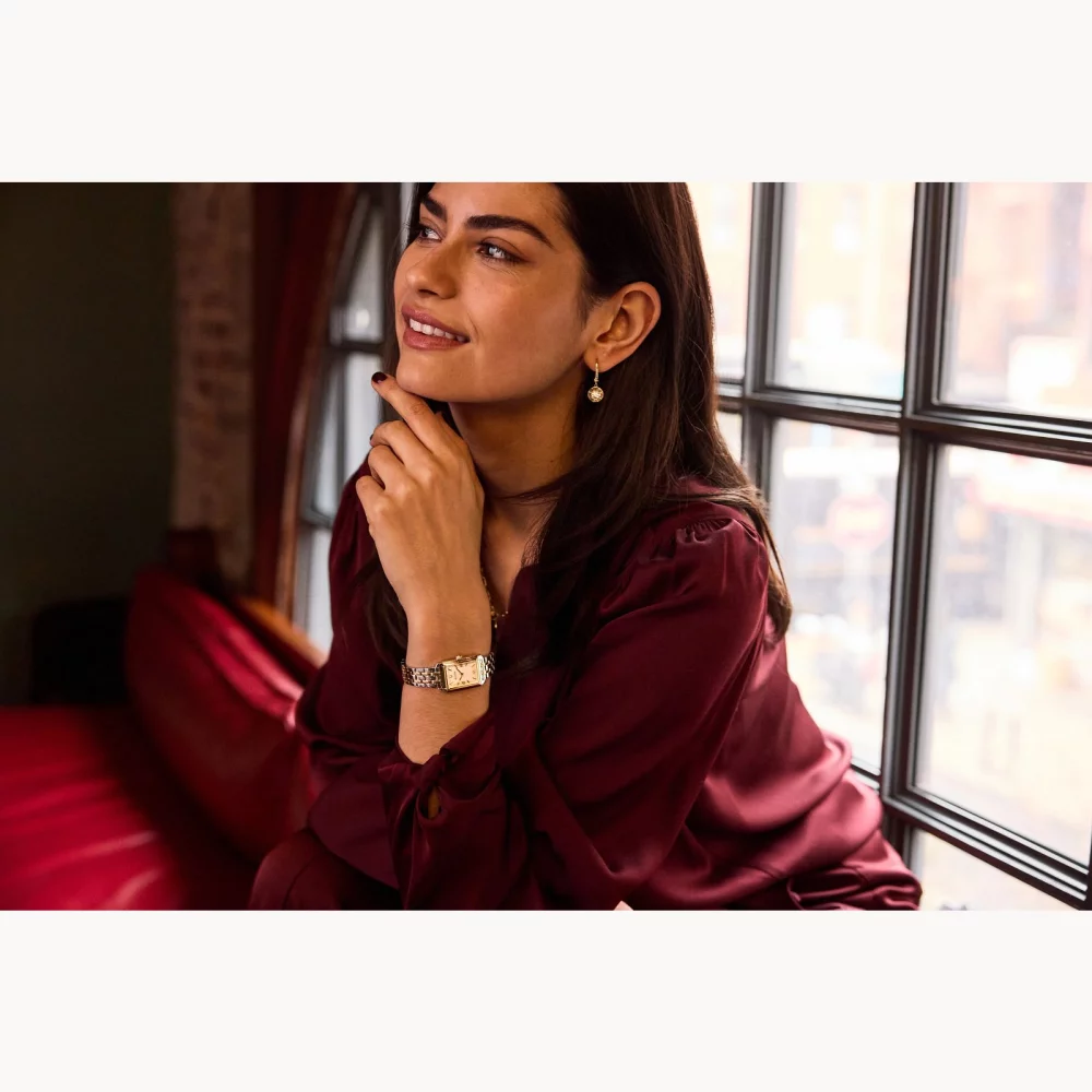 Montre Bulova® Classic Collection pour femmes, modèle Sutton bicolore avec cadran en nacre blanche.