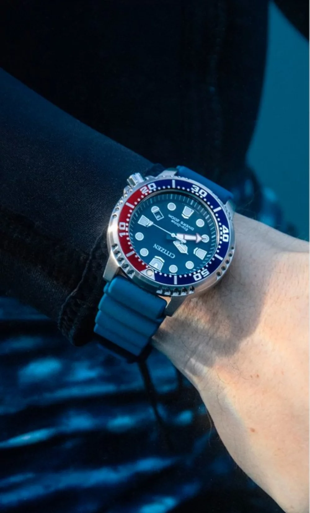 Montre de plongée professionnelle Citizen® Promaster Sea Collection pour homme avec accents rouges.