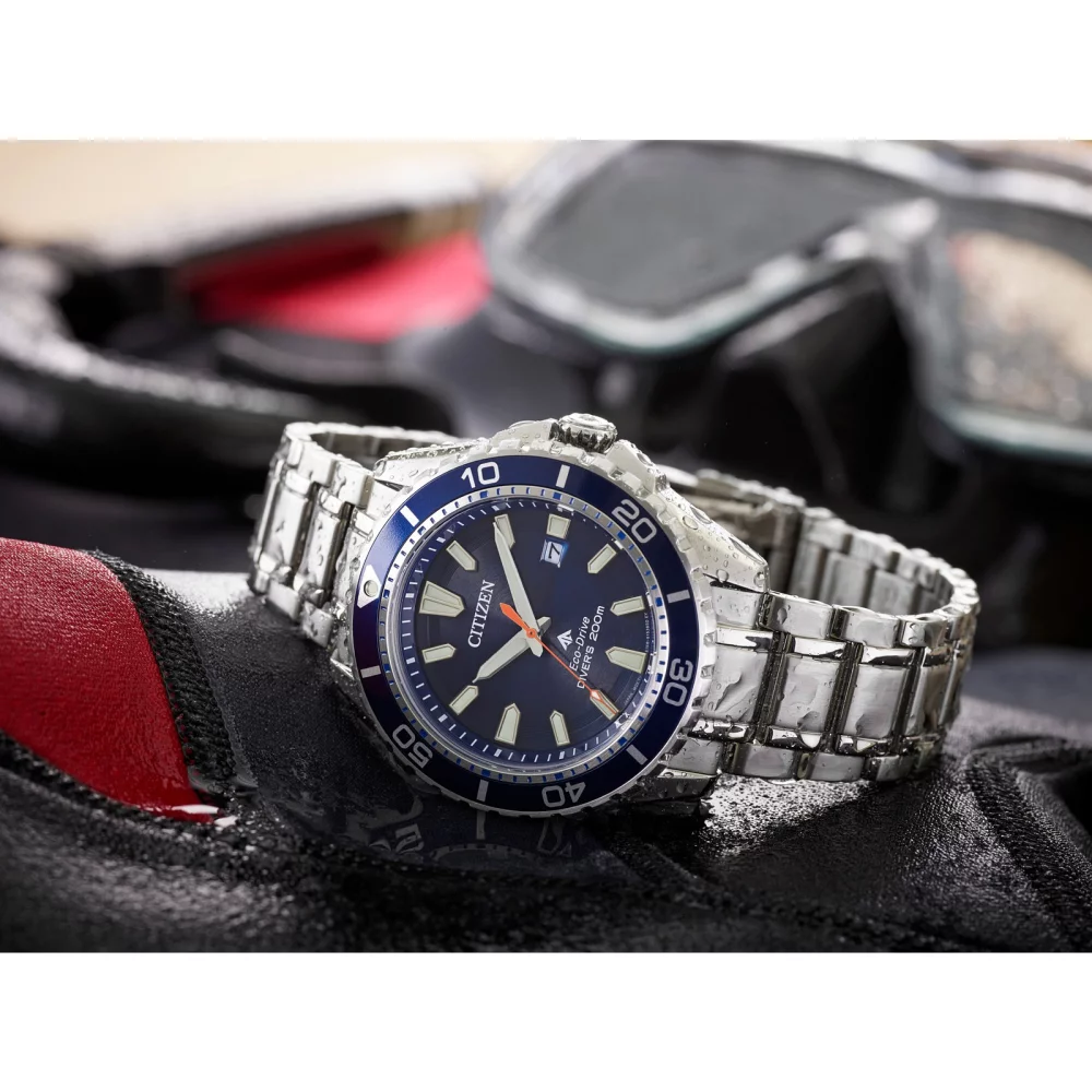 Montre de plongée Citizen® Promaster Sea Collection pour homme avec cadran bleu rond et bracelet argenté.