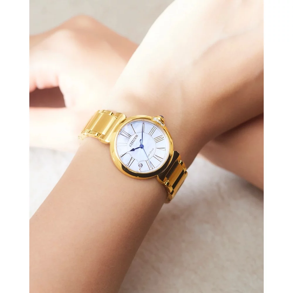 Montre Citizen® L Mae Collection pour femmes en or avec cadran en nacre.