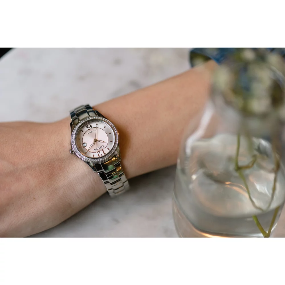 Montre Citizen® Silhouette Crystal pour femme en argent avec cadran rond rose.