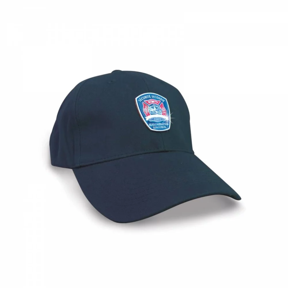 Casquette avec emblème métallique