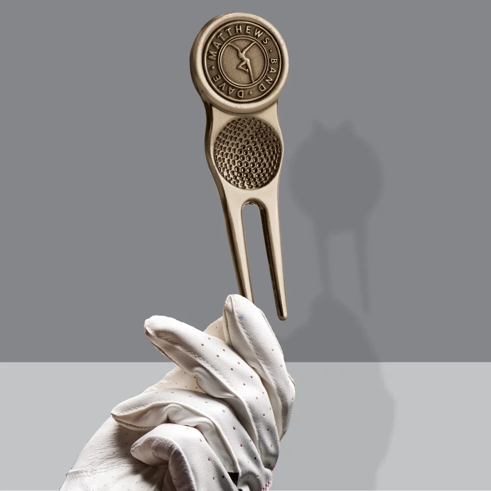 Outil à rainure courbée