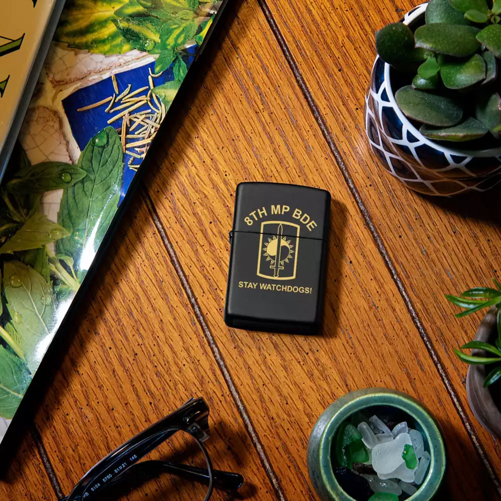Briquet Zippo® coupe-vent noir hautement poli