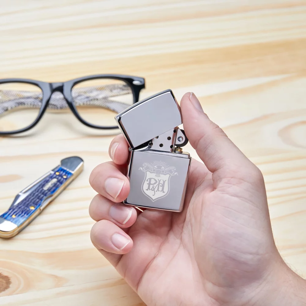 Briquet Zippo® coupe-vent en chrome poli de haute qualité
