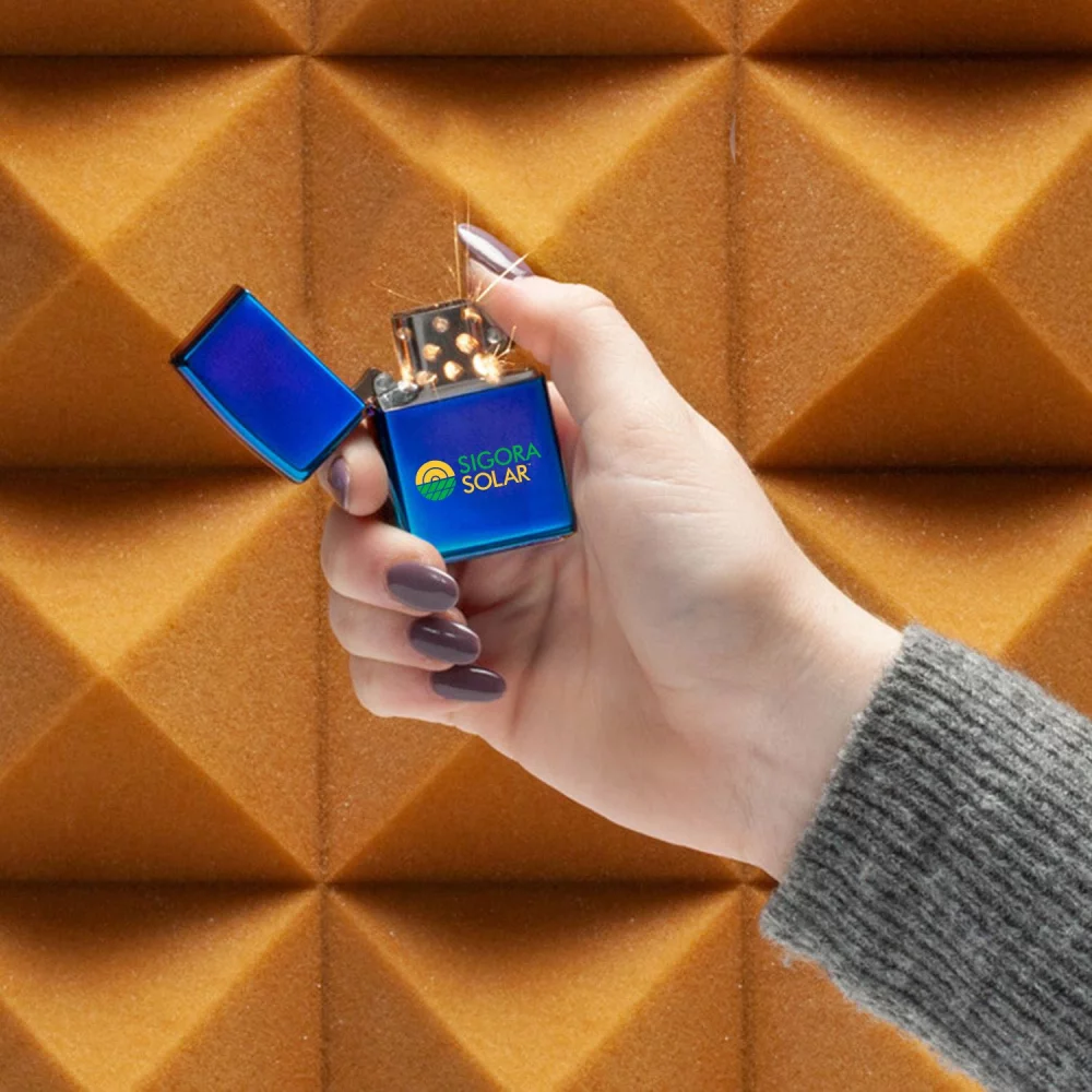 Briquet coupe-vent Zippo® indigo à finition polie.