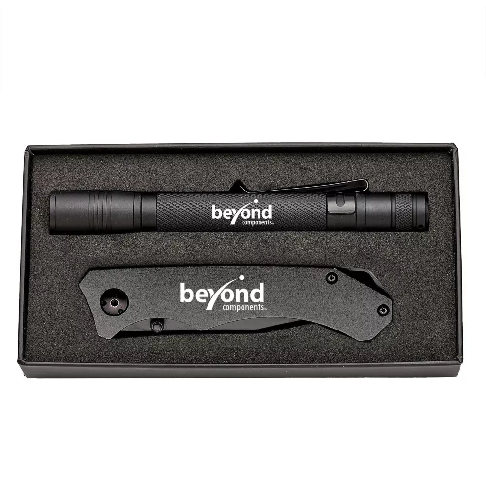 Ensemble de couteau de poche et de lampe Cedar Creek® RAVEN.