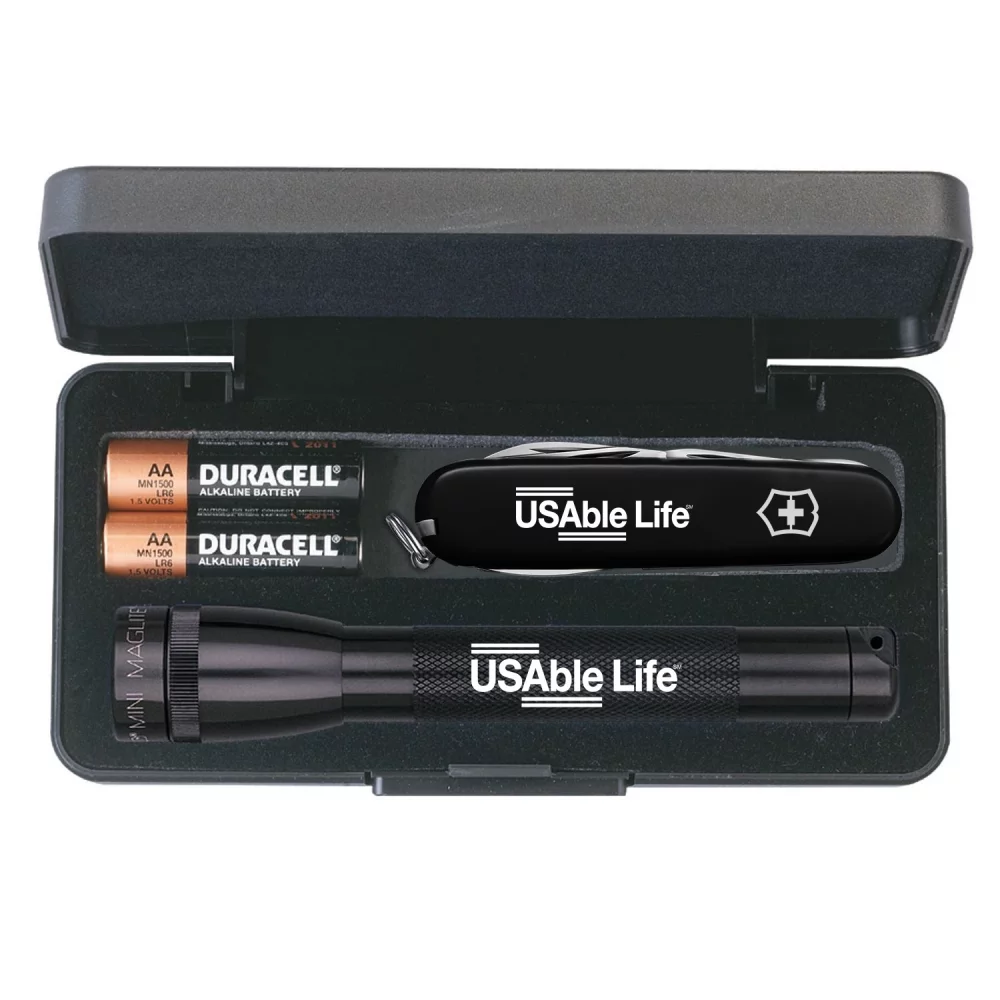 Mini Maglite® avec grand couteau suisse Victorinox®.