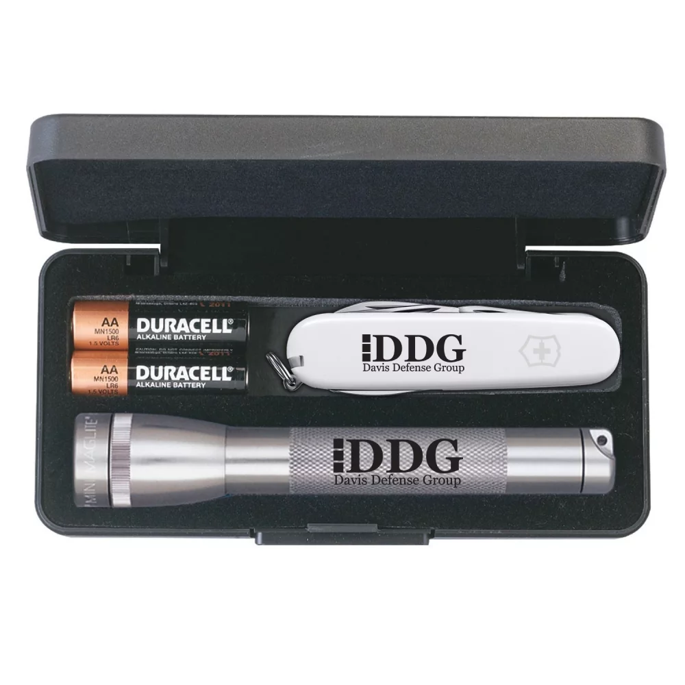 Mini Maglite® avec grand couteau suisse Victorinox®.