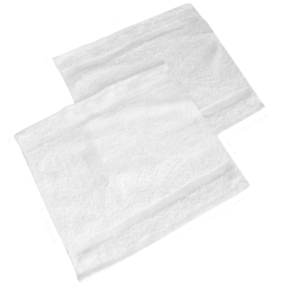 Serviettes de visage en tissu éponge blanc.