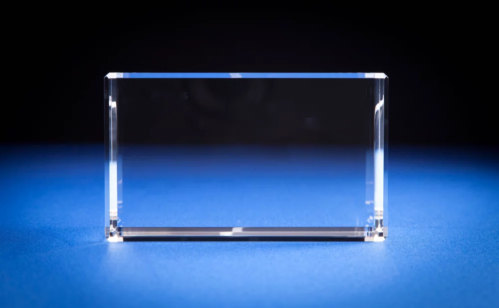 Prix en cristal de forme rectangulaire biseautée (4 x 4 x 6 1/4")