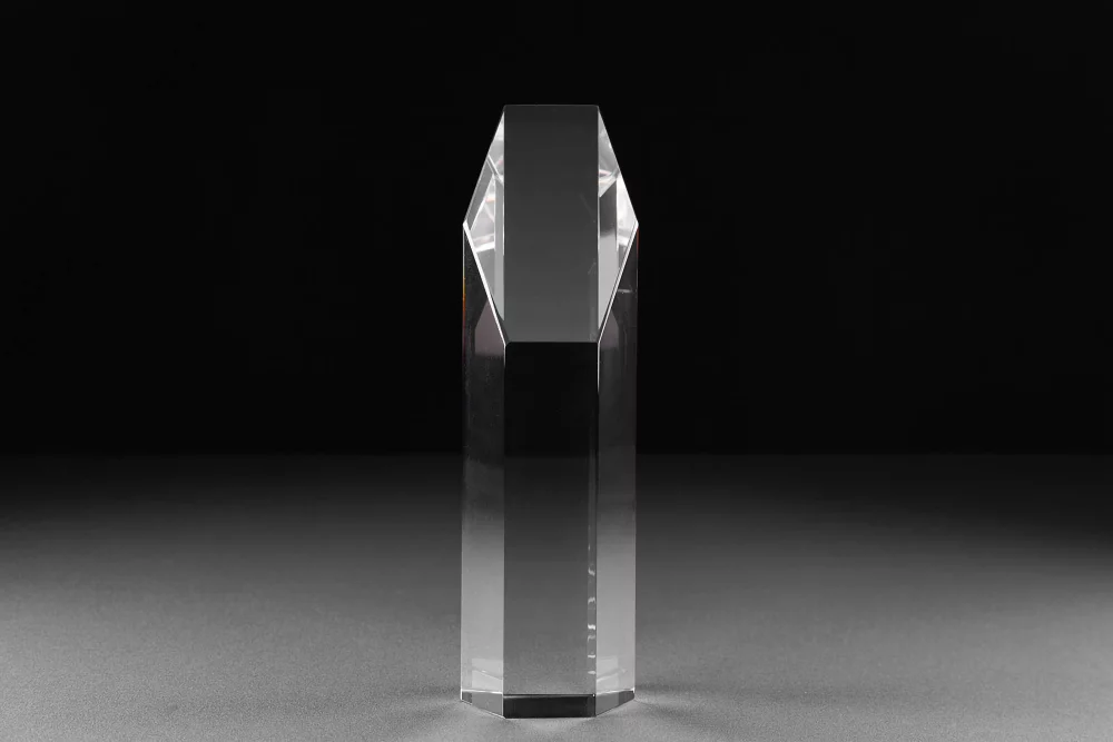 Prix en cristal hexagonal gravé au sable (10 x 3 x 2 1/2 pouces)